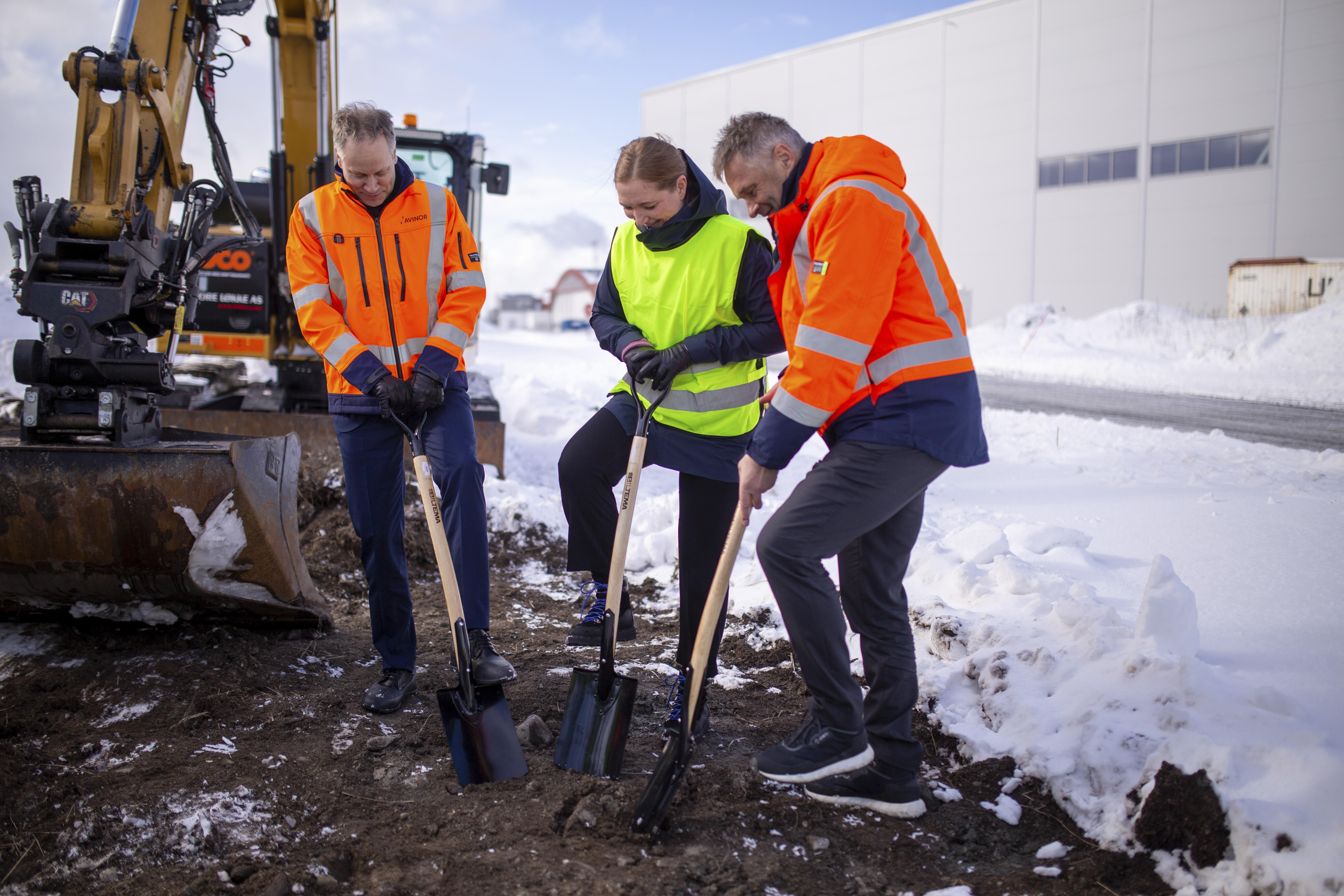 Bildet viser Samferdselsminister Jon-Ivar Nygård, ordfører Ida Pinnerød og konserndirektør Abraham Foss fra Avinor tok det første spadetaket på ny lufthavn tirsdag. 