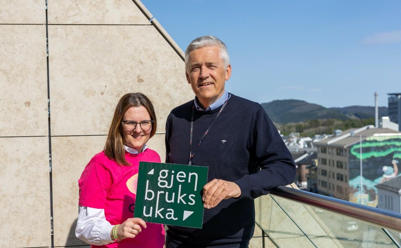 Carina Rist, prosjektleder for Gjenbruksuka og Kjell Hugvik, Kommunedirektør i Bodø kommune.