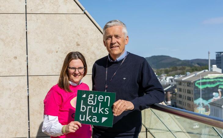 Carina Rist, prosjektleder for Gjenbruksuka og Kjell Hugvik, Kommunedirektør i Bodø kommune, Smiler ute på rådhusbalkongen i Bodø