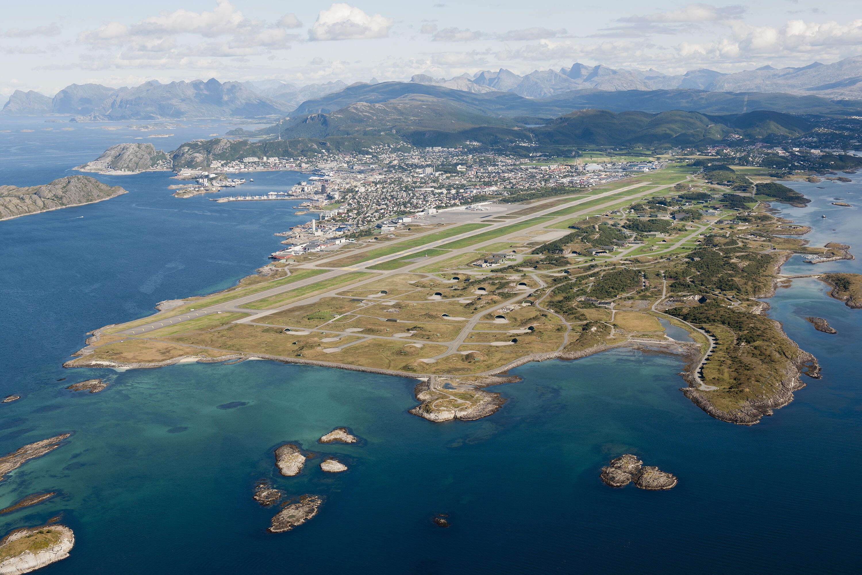 Oversiktsbilde av Bodøhalvøya med flyplassen, hav, fjell, 